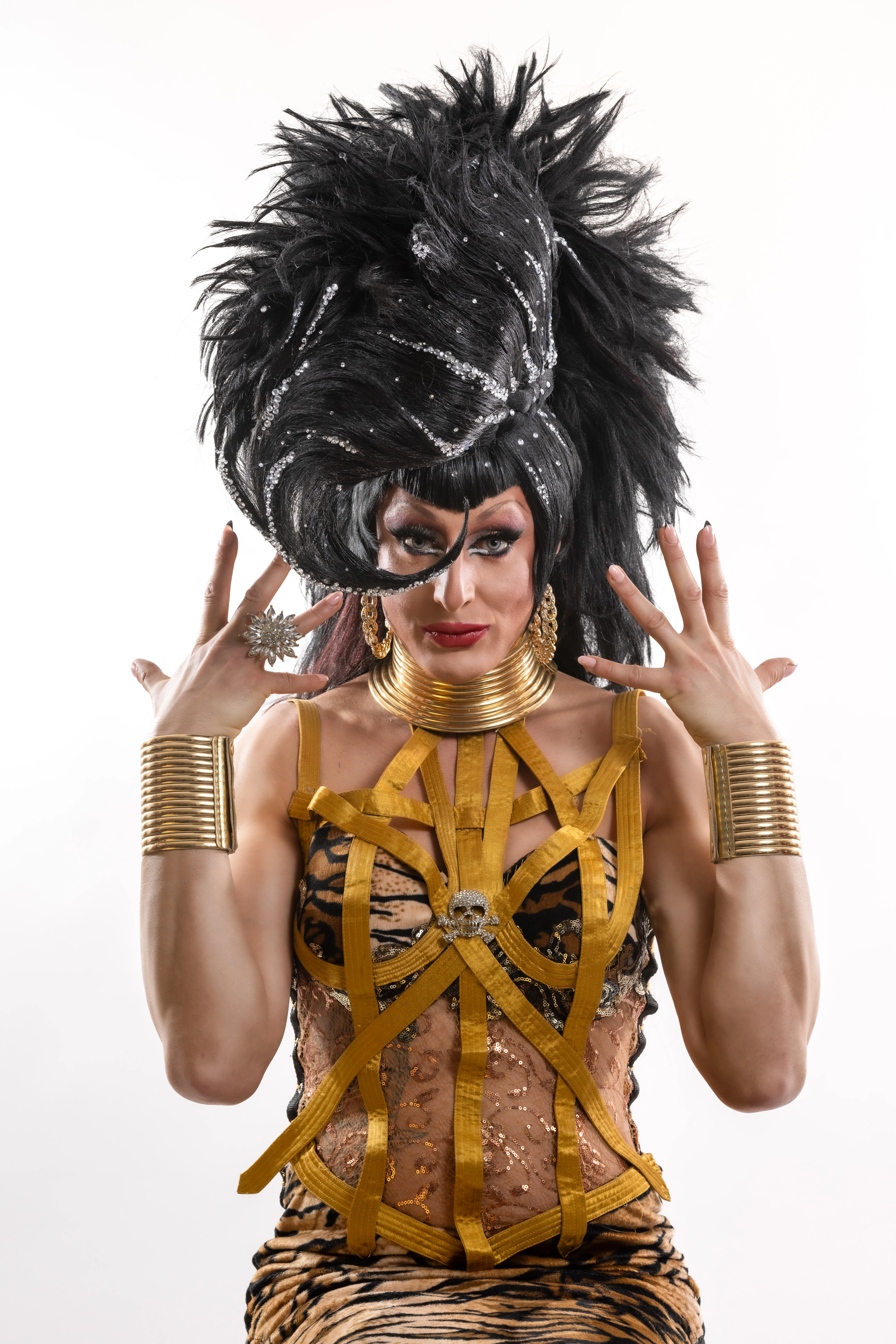 Coiffe à plumes spectaculaire portée par Lady Maxx sur scène