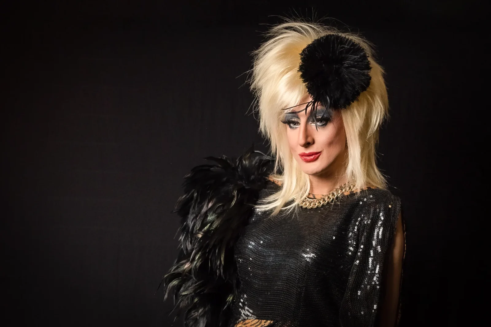 Lady Maxx Paris, artiste transformiste coiffure blonde volumineuse, portrait glamour Paris