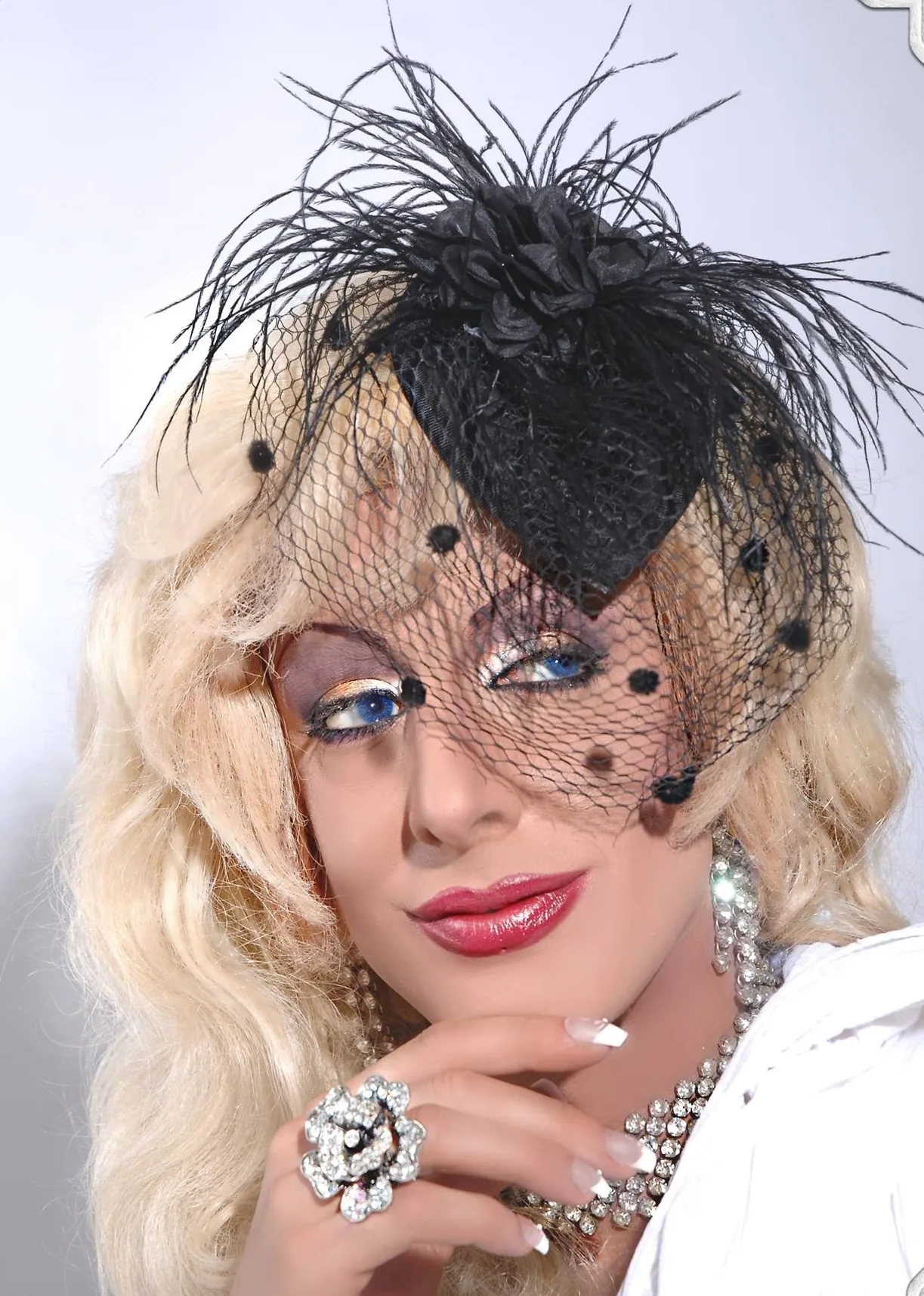 Lady Maxx, voilette et plumes, gros plan glamour
