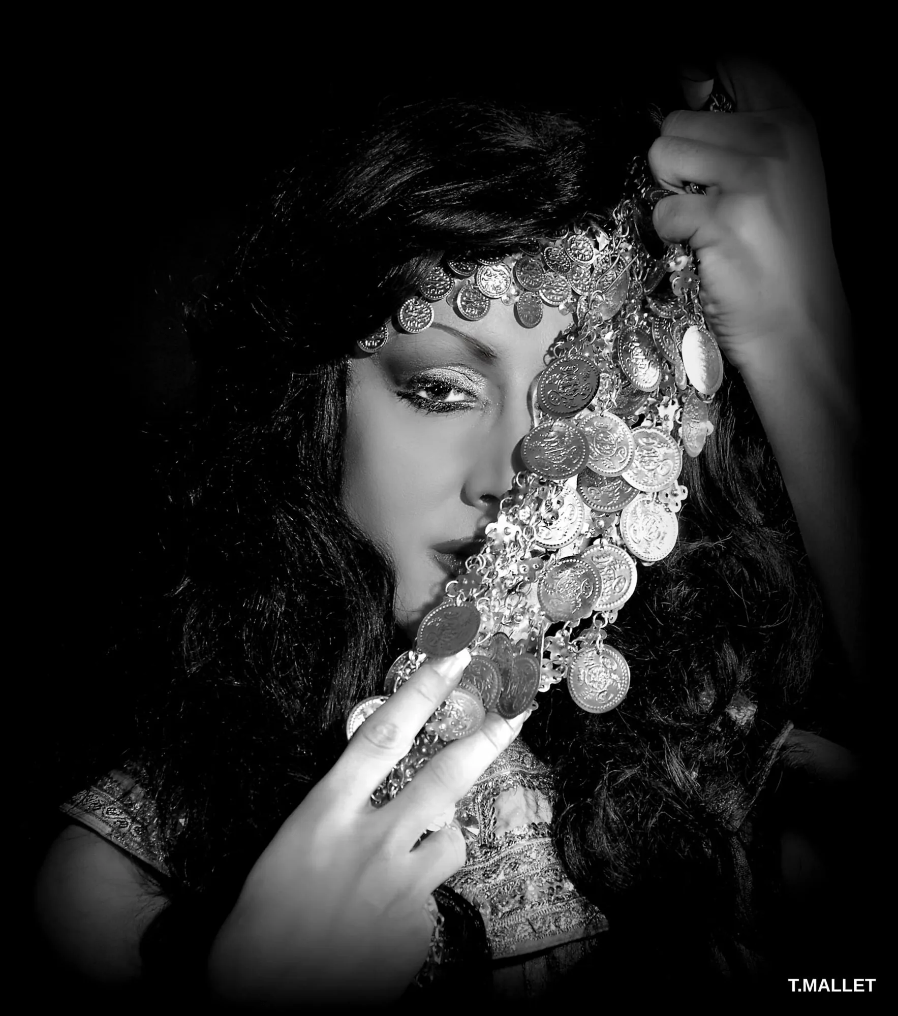 Lady Maxx, portrait noir et blanc avec bijou de visage