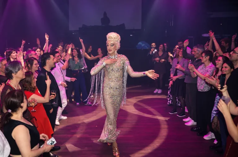 Animation drag queen interactive en soirée d'entreprise à Paris – Lady Maxx
