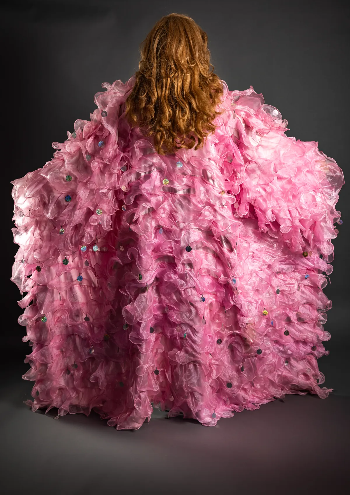 Costume de scène transformiste : cape rose à volants et sequins de Lady Maxx, Paris