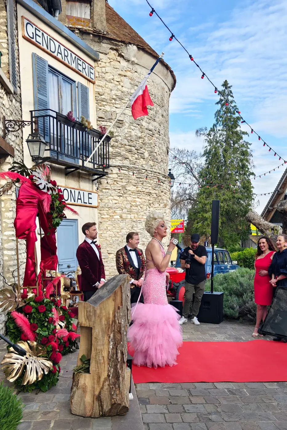 Drag queen maître de cérémonie d'un mariage en extérieur en Île-de-France