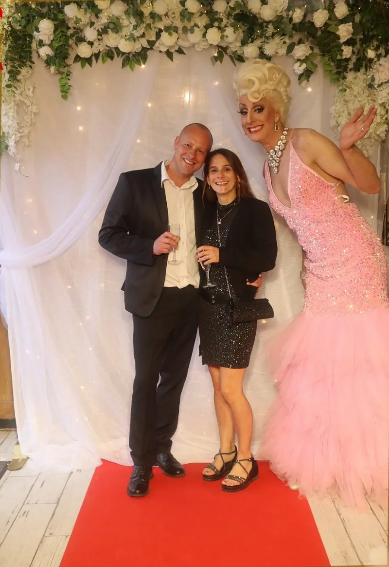 Drag queen Lady Maxx au photobooth d'un mariage avec des invités