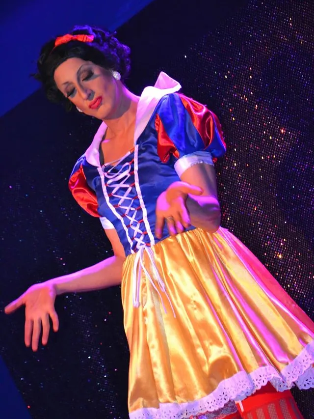 Lady Maxx en Blanche-Neige, numéro comique du spectacle cabaret transformiste