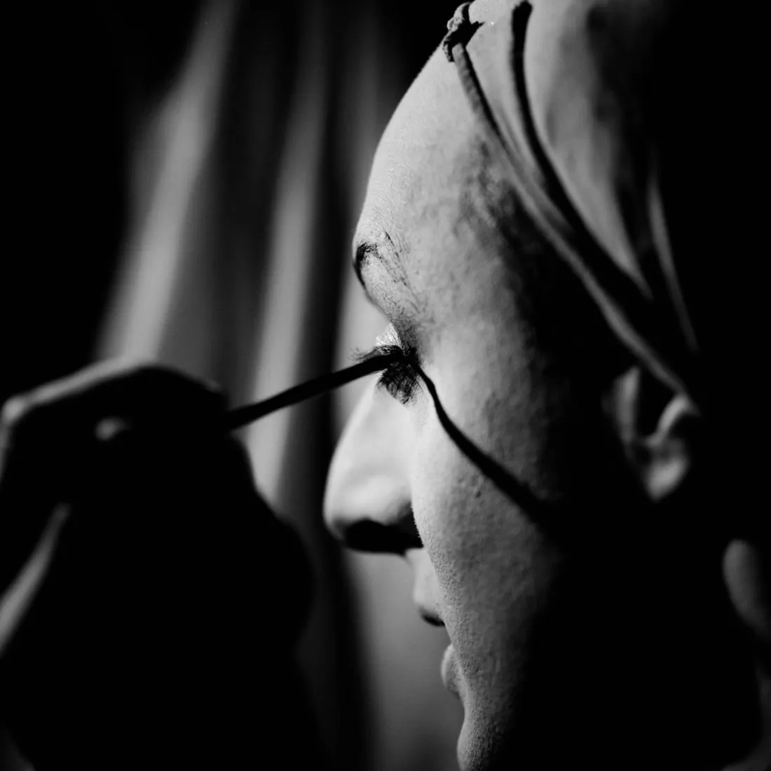 Lady Maxx en coulisses, pose du mascara avant le spectacle