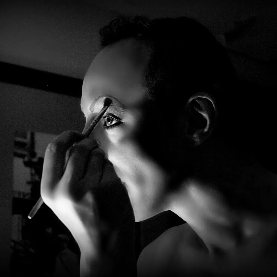 Lady Maxx en coulisses, maquillage au pinceau avant de monter sur scène