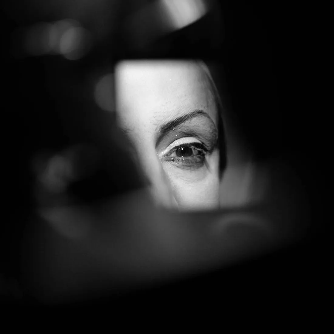 Lady Maxx en coulisses, regard dans le miroir de maquillage