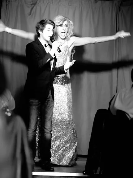 Lady Maxx en duo sur scène avec un invité, photo noir et blanc