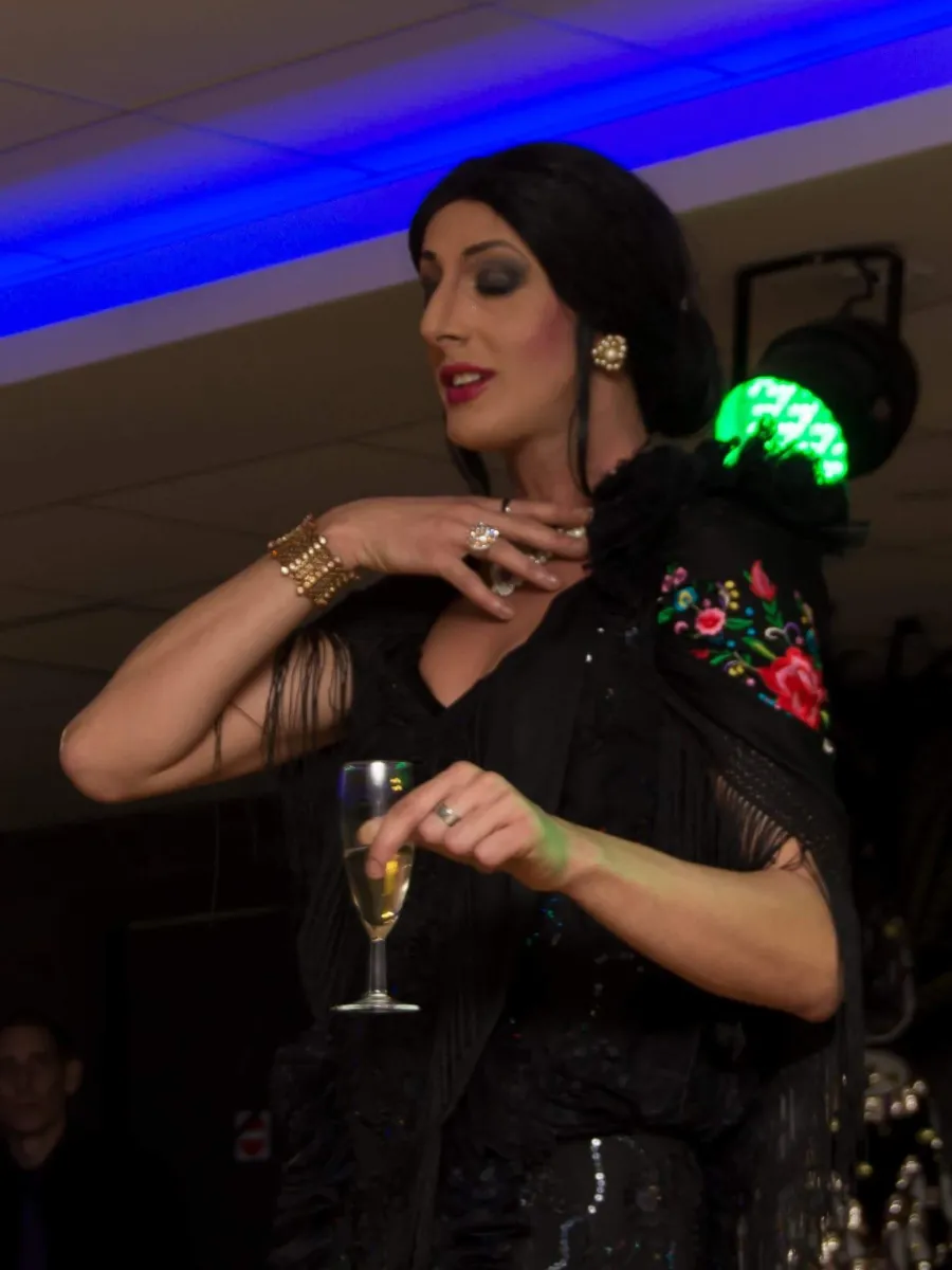 Lady Maxx en Espagnole, châle brodé et coupe de champagne