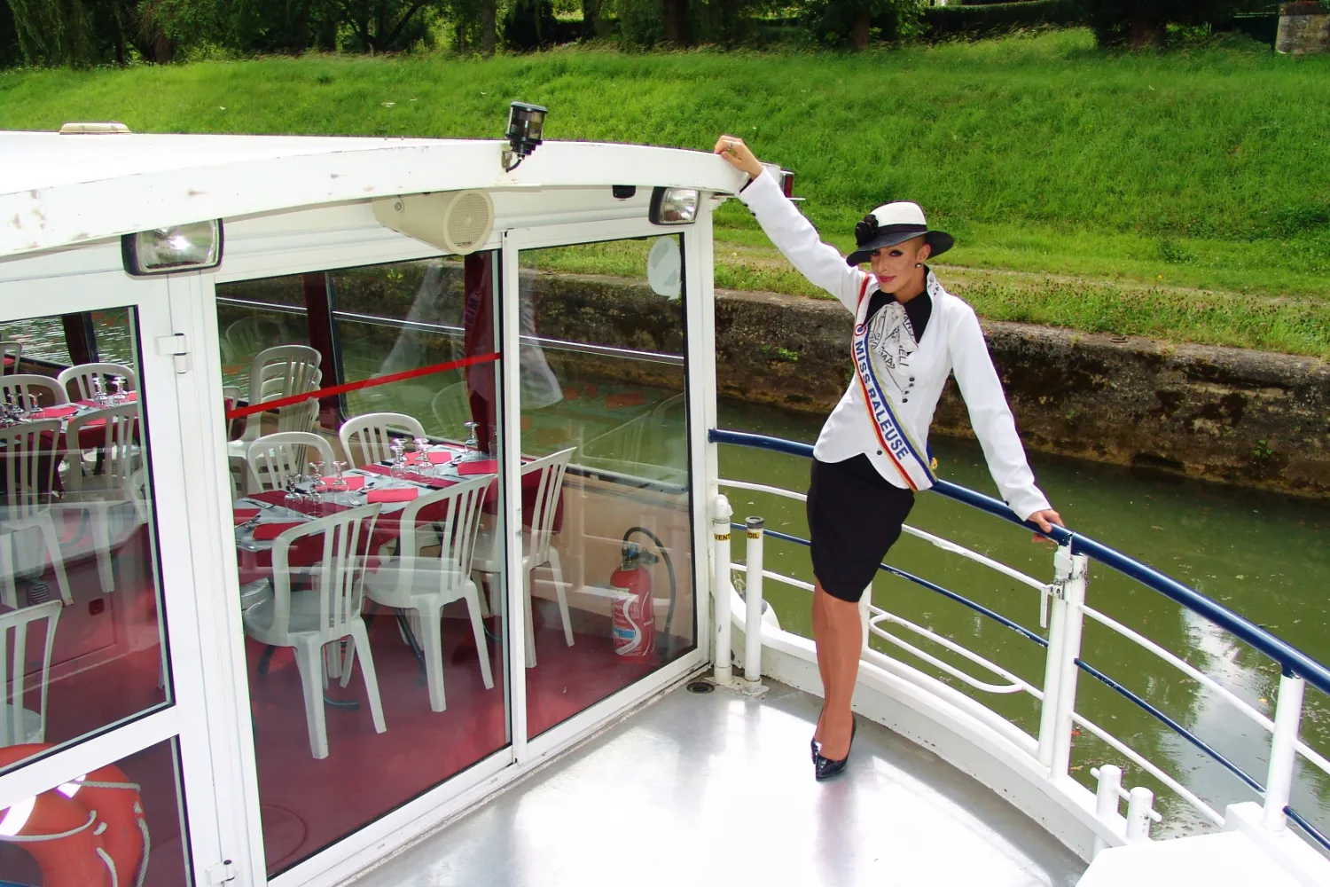 Lady Maxx en Geneviève de Fontenay, écharpe Miss Râleuse, sur un bateau-restaurant