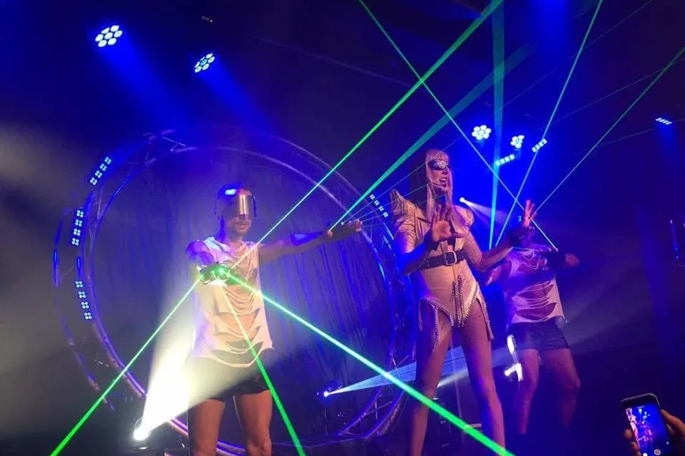 Lady Maxx en Lady Gaga avec danseurs et lasers sur scène