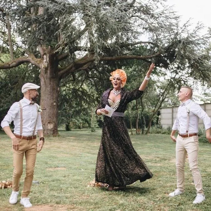 Lady Maxx officiant d'un mariage laïque en plein air dans un jardin