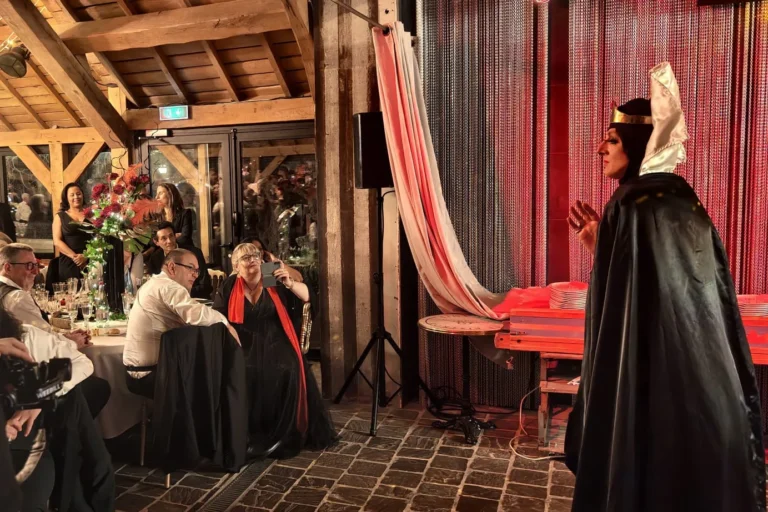 Lady Maxx en reine de Blanche-Neige pendant un mariage, devant les invités