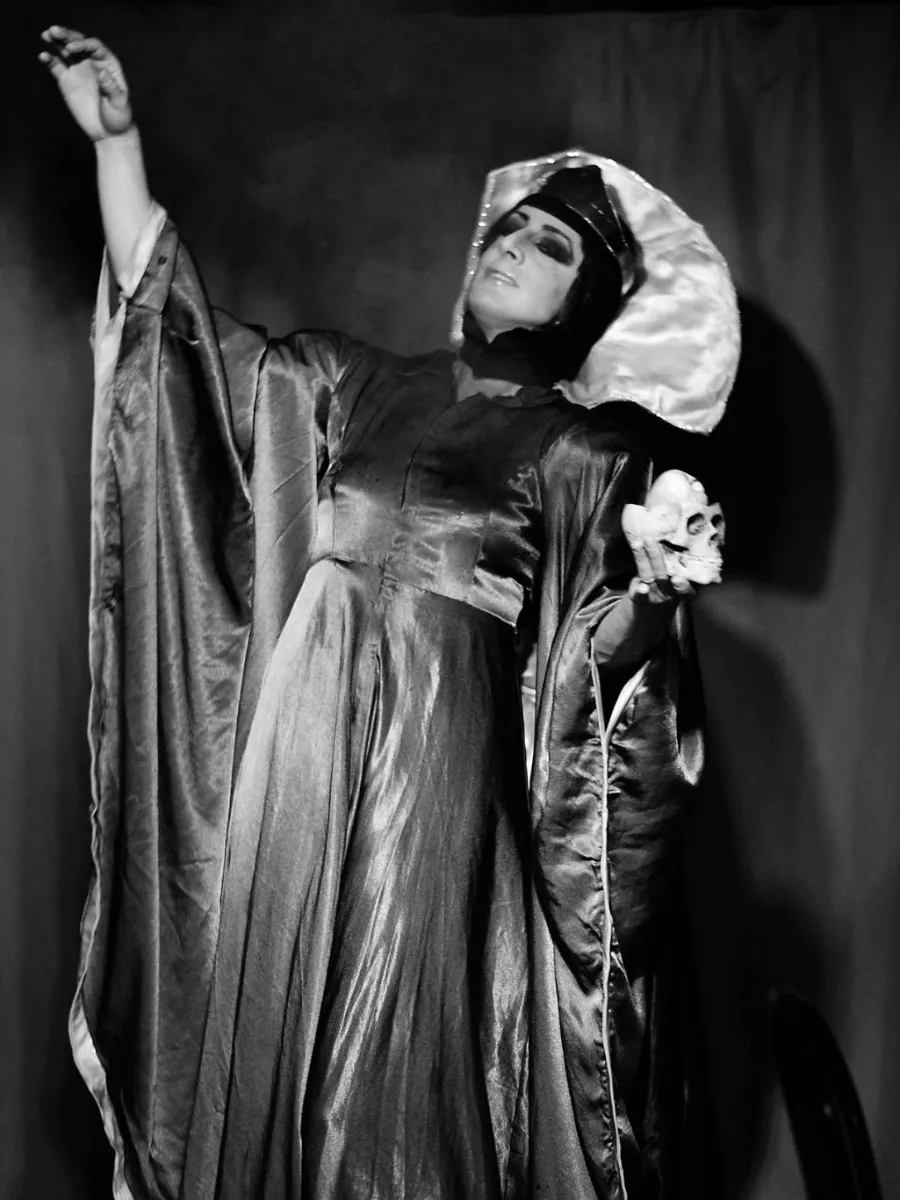 Lady Maxx en reine maléfique tenant un crâne, photo noir et blanc