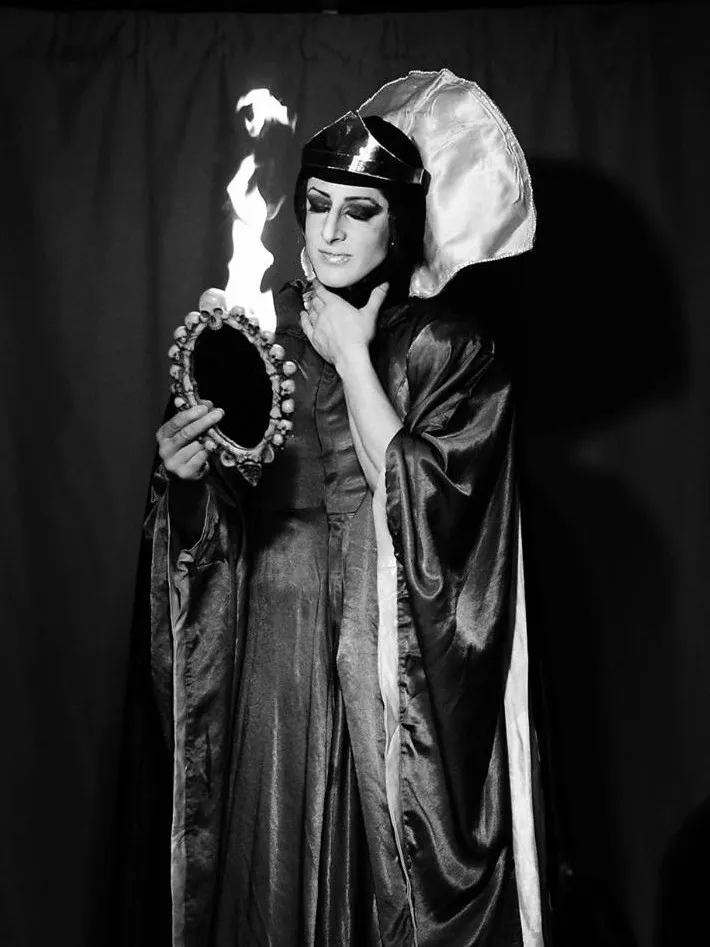 Lady Maxx en reine de Blanche-Neige face à son miroir, photo noir et blanc