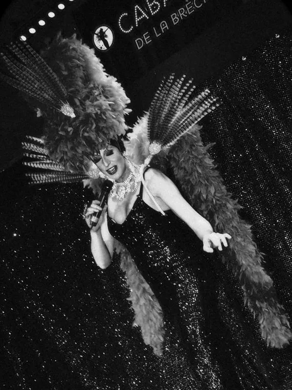 Lady Maxx en revue à plumes sur la scène du Cabaret de la Brèche