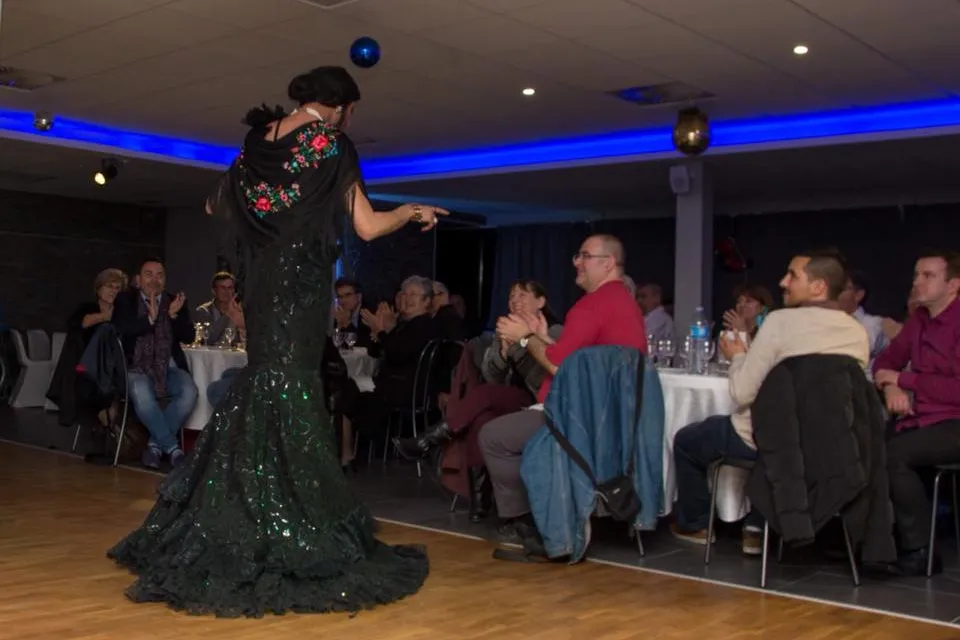 Lady Maxx en robe flamenco face au public d'une soirée