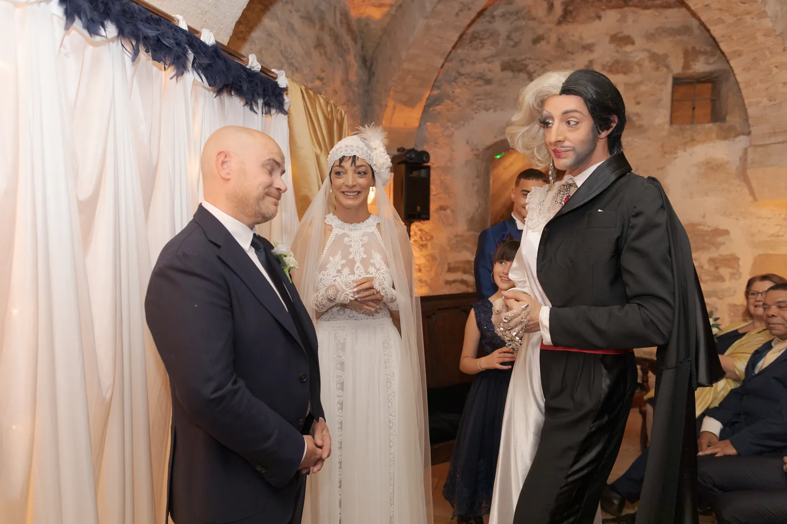 Lady Maxx transformiste pendant la cérémonie de mariage face aux mariés