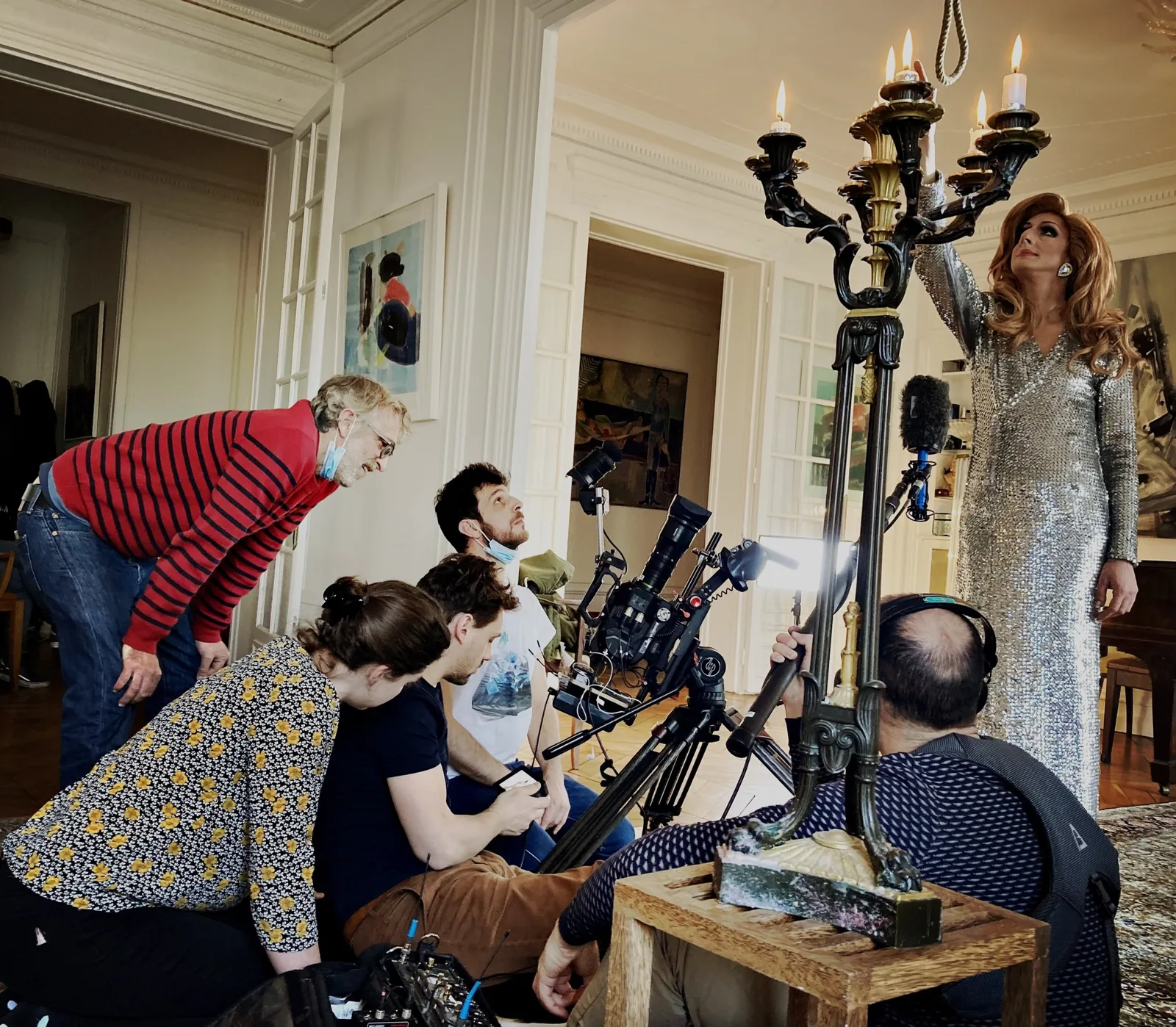 Tournage de la création vidéo « Dalida, le biopic » avec Lady Maxx en robe argentée et l'équipe de tournage